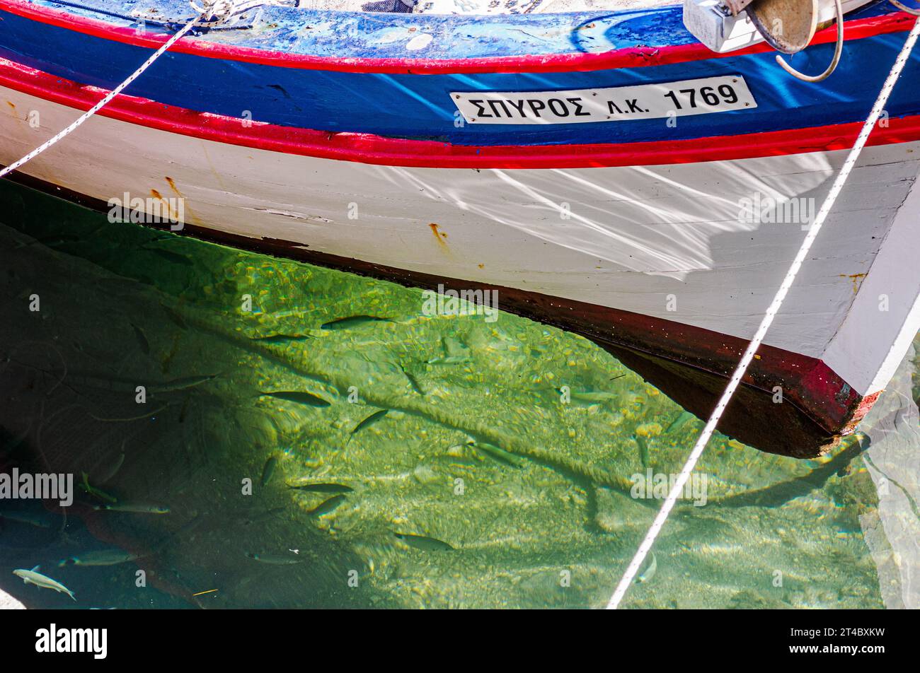 Proue d'un petit bateau de pêche 'Spyros' avec des poissons abritant en dessous dans le port de Kouloura sur la côte nord-est de Corfou Grèce Banque D'Images