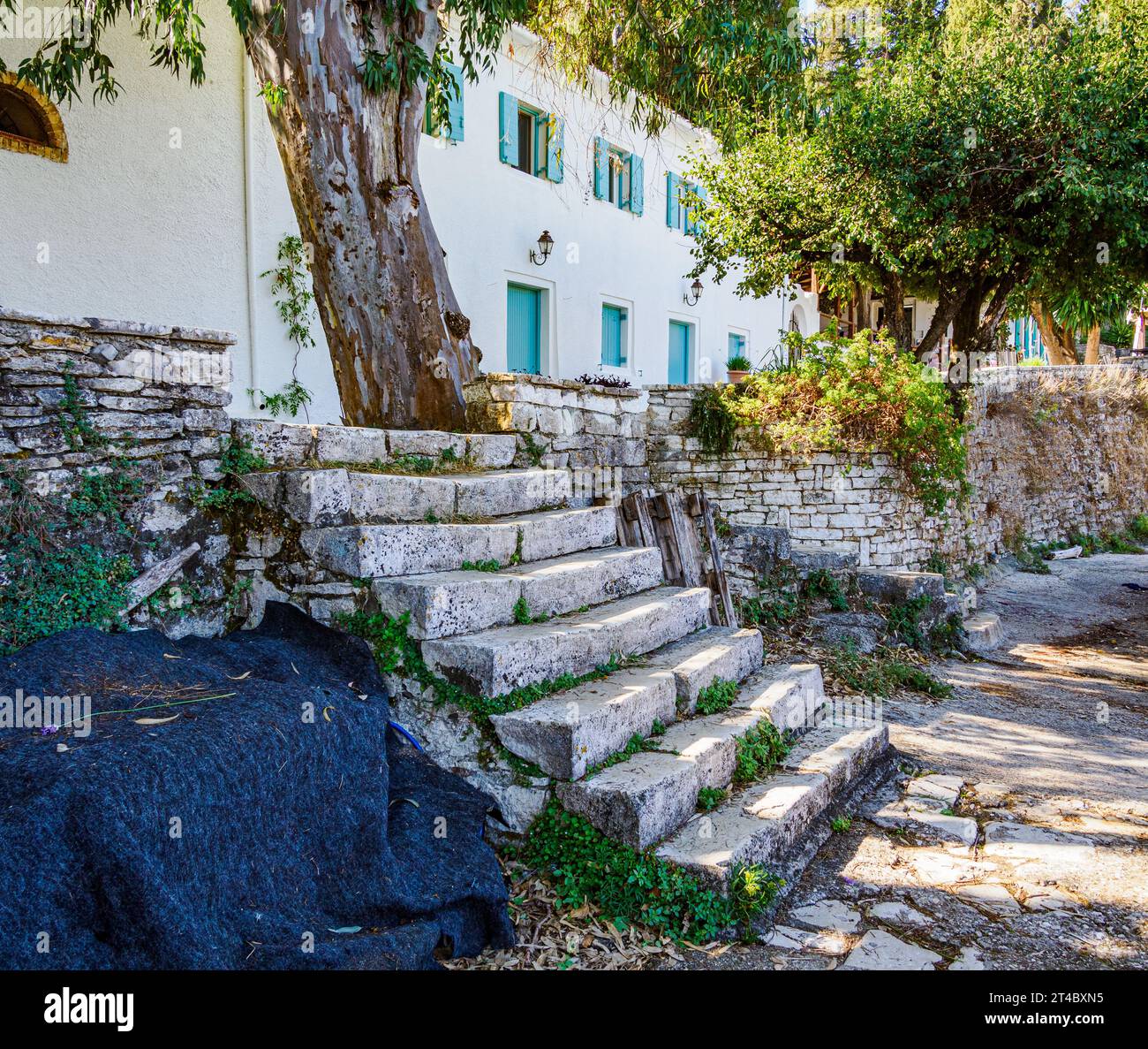 Coin tranquille du joli petit port de pêche de Kouloura sur la côte nord-est de Corfou dans les îles Ioniennes de Grèce Banque D'Images