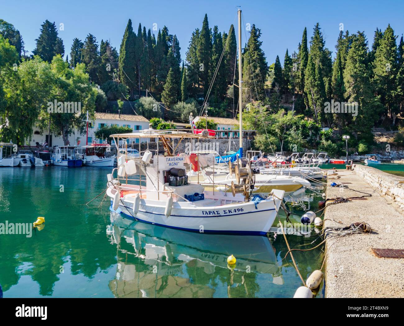 Le joli petit port de pêche de Kouloura sur la côte nord-est de Corfou dans les îles Ioniennes de Grèce Banque D'Images