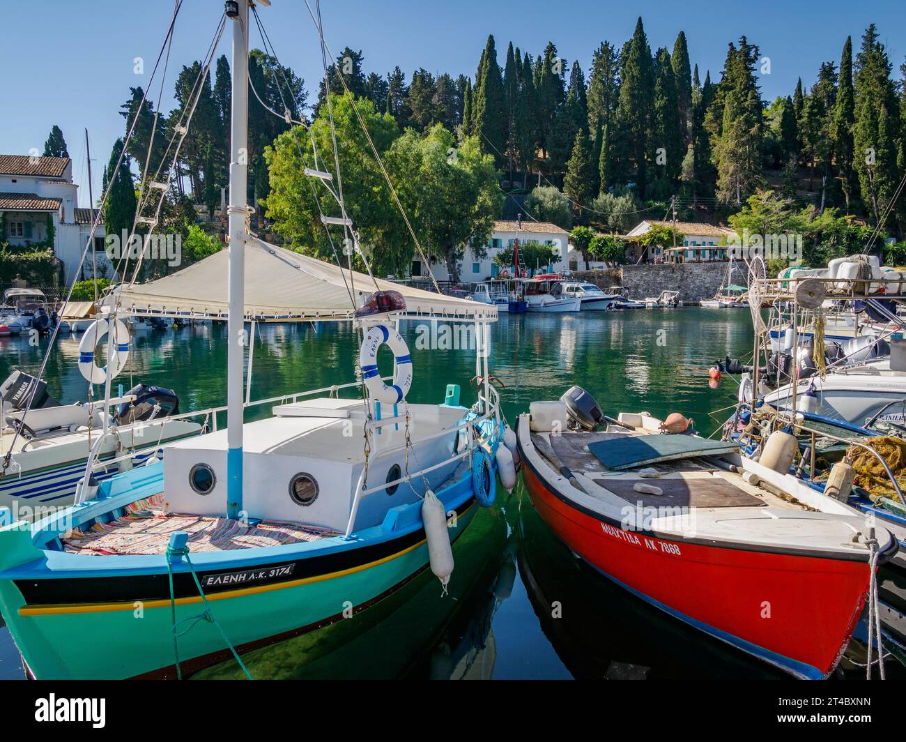 Le joli petit port de pêche de Kouloura sur la côte nord-est de Corfou dans les îles Ioniennes de Grèce Banque D'Images