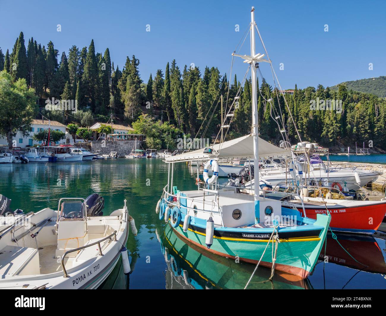 Le joli petit port de pêche de Kouloura sur la côte nord-est de Corfou dans les îles Ioniennes de Grèce Banque D'Images