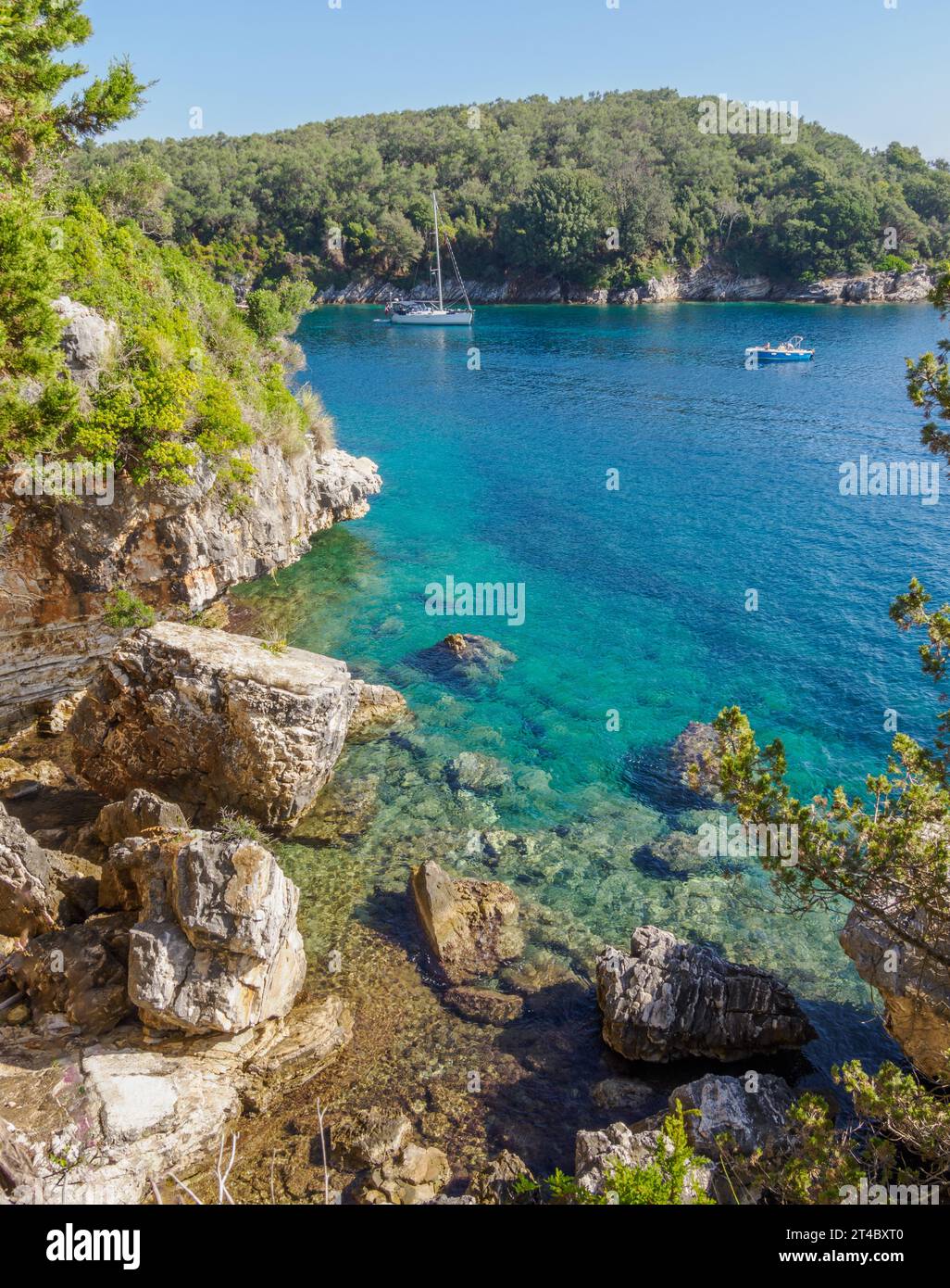 Pointe rocheuse entre Agni et Gialiskari Beach sur la côte nord-est des îles Ioniennes de Corfou Grèce Banque D'Images