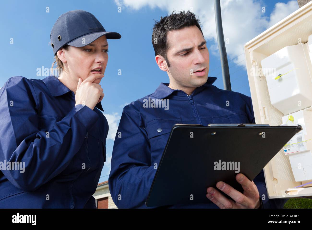 équipe travaillant à l'extérieur de l'immeuble de bureaux Banque D'Images