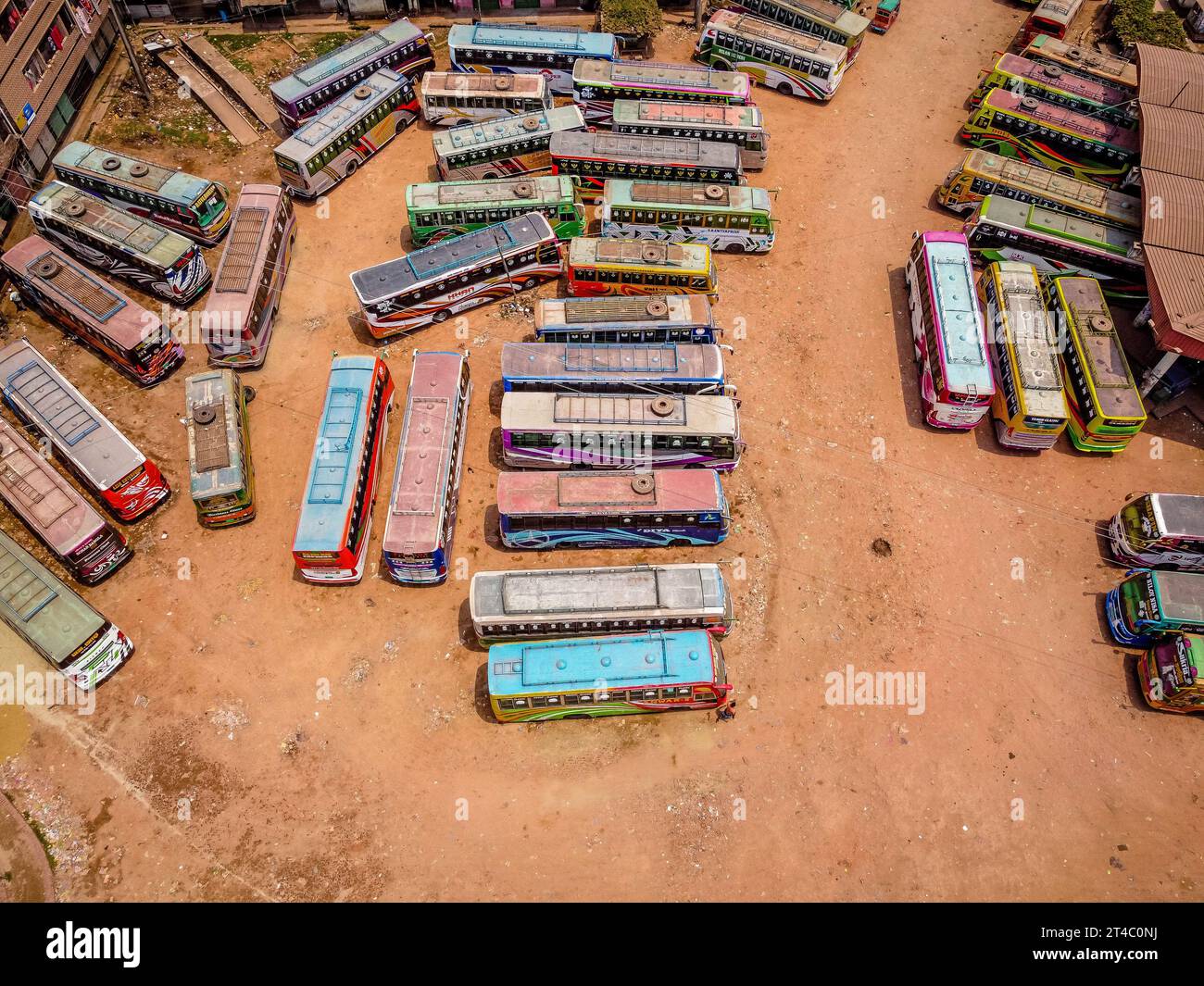 Barishal, Bangladesh. 30 octobre 2023. Des bus sont garés dans une gare routière interdistrict à Natullahbad, Barishal, une région du sud du Bangladesh, lors d'une grève nationale appelée par le Parti nationaliste du Bangladesh (BNP) et Jamaat-e-Islami, le principal leader de l'opposition du Bangladesh, a été arrêté pour interrogatoire le 29 octobre, alors que des affrontements faisaient rage pour une deuxième journée entre la police et les manifestants manifestant contre le premier ministre avant les prochaines élections. Crédit : Mustasinur Rahman Alvi/Alamy Live News Banque D'Images