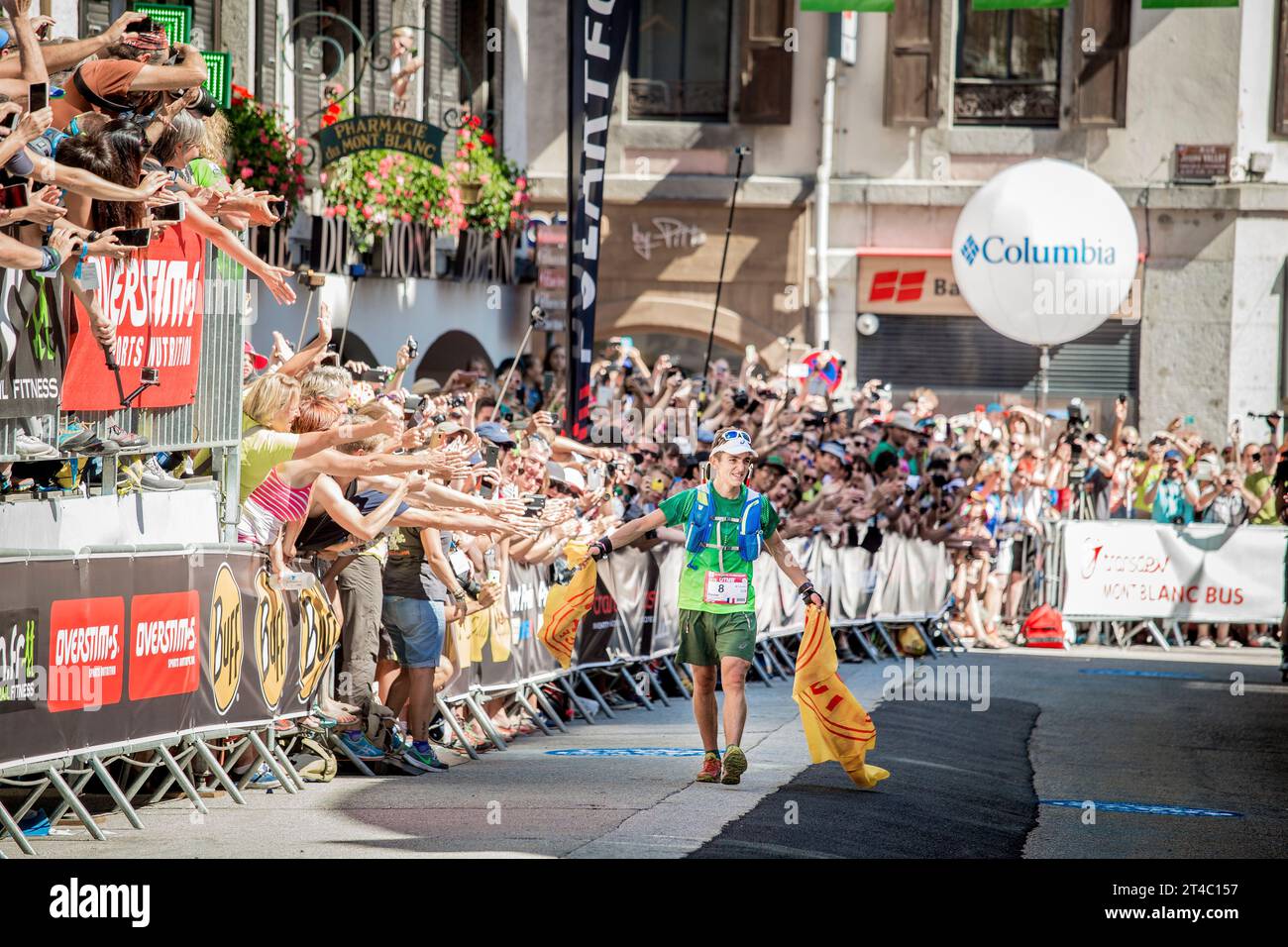 Xavier Thevenard, vainqueur de l’UTMB 2015, célèbre son passage à la ligne d’arrivée Banque D'Images