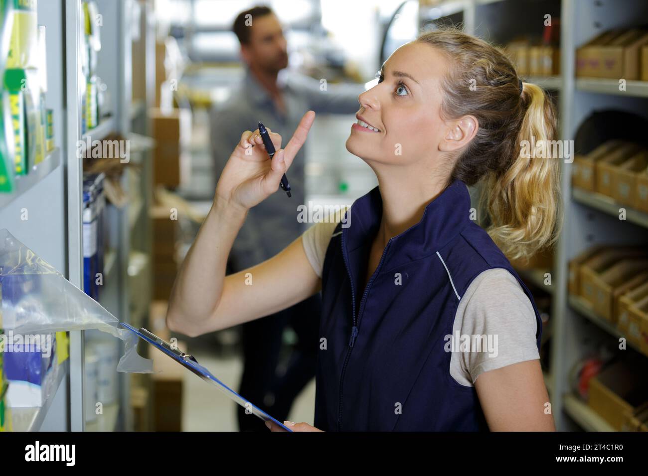 travailleuse à la recherche de produits sur les étagères des magasins Banque D'Images