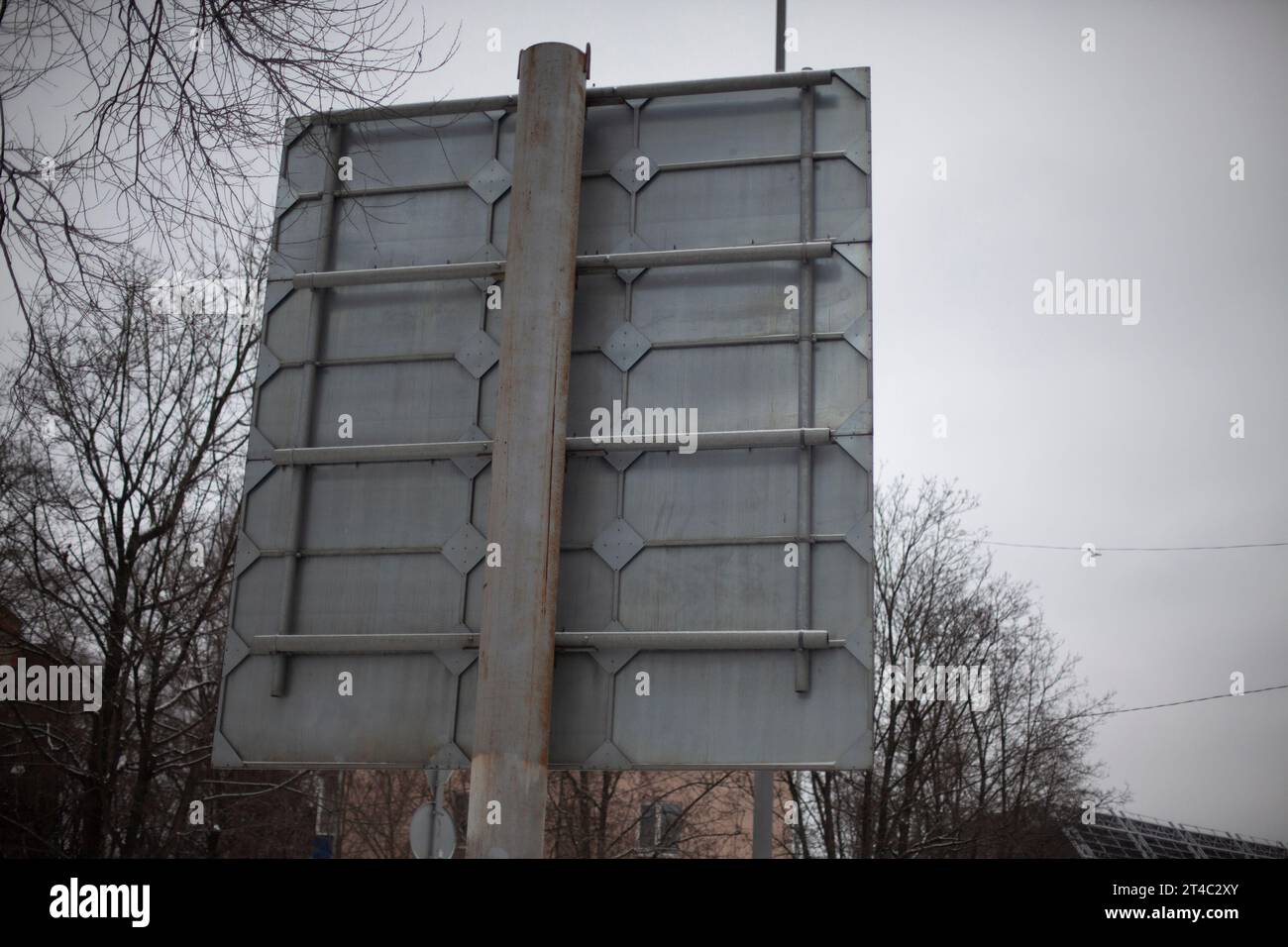 Panneau routier à l'arrière. Un poteau avec un signe au verso. La conception du panneau routier. Bouclier en acier. Banque D'Images