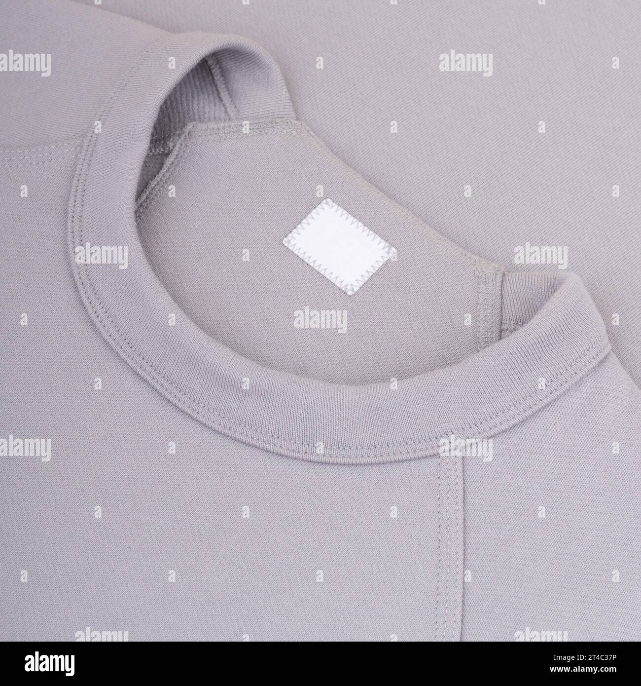 Col ras du cou d'un sweat-shirt gris clair de vêtements étiquette de maquette de fond Banque D'Images