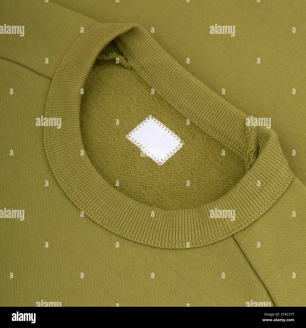 Col ras du cou d'un sweat-shirt vert étiquette de vêtements de fond maquette Banque D'Images