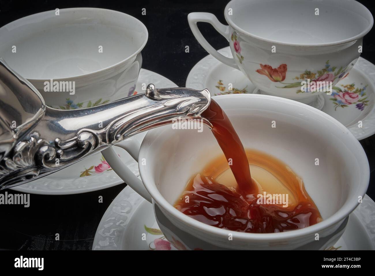 Verser le café de la cafetière argentée dans des tasses à café Banque D'Images Verser le café de la cafetière argentée dans des tasses à café Banque D'Images