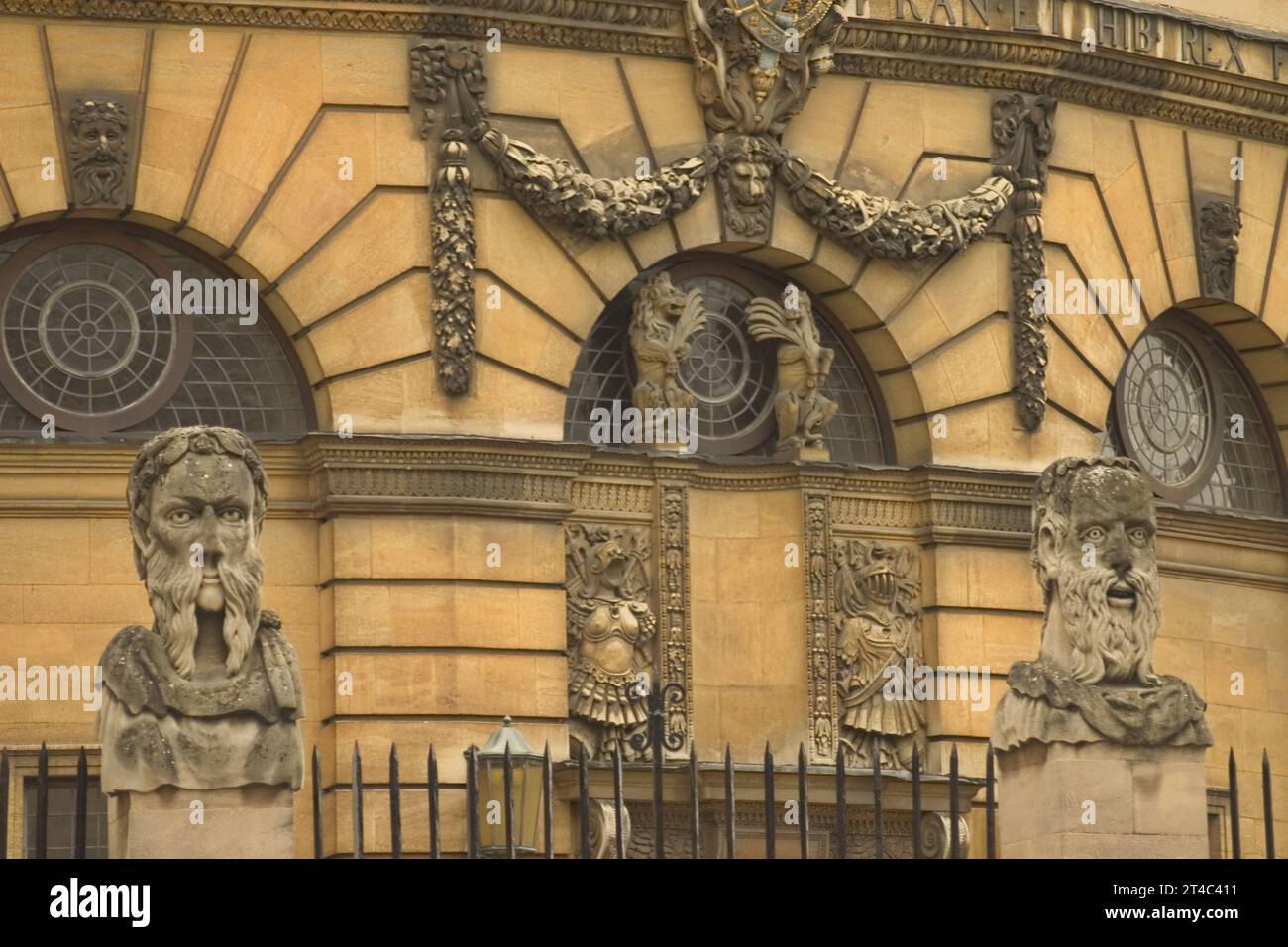 Têtes sculptées, Sheldonian Theatre à Oxford en Angleterre Banque D'Images