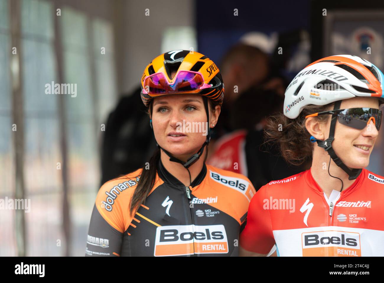 Chantal Blaak (L), avec Christine Majerus de l'équipe Boels Dolmans avant de participer à la course cycliste Prudential RideLondon Classique. Cycliste féminine Banque D'Images
