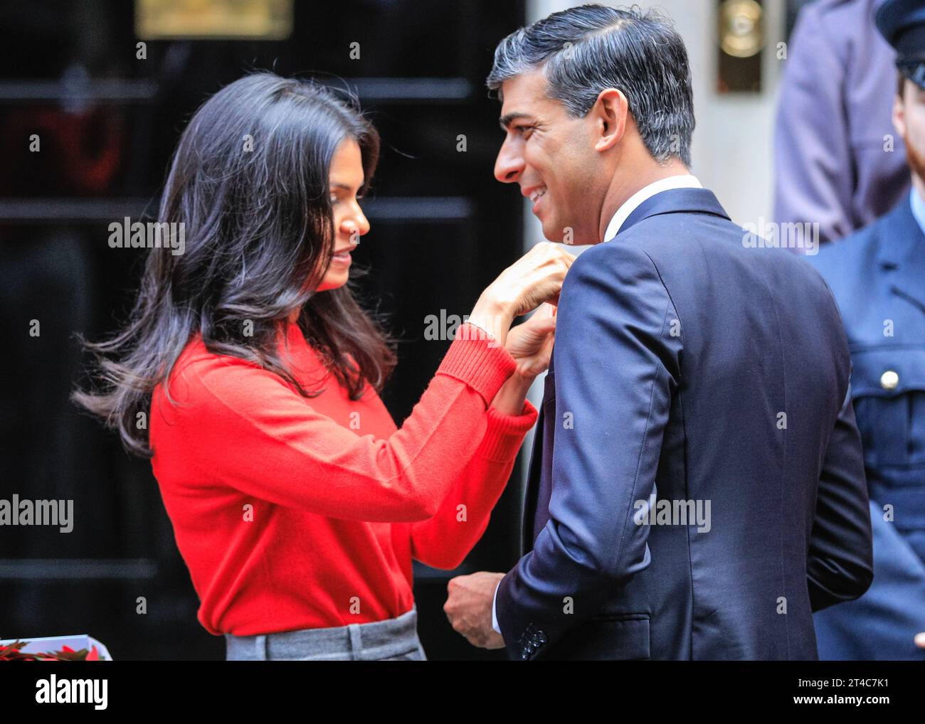 Londres, Royaume-Uni. 30 octobre 2023. Rishi Sunak, Premier ministre britannique, rencontre des collecteurs de fonds pour la Légion royale britannique et achète un coquelicot devant la porte de la rue Dowing numéro 10. Sunak et sa femme Akshata Murty épinglent ensuite les coquelicots sur leurs vêtements extérieurs. L'événement fait partie du lancement annuel de Poppy Appeal. Les coquelicots sont portés comme symbole du souvenir et pour soutenir la communauté des forces armées. Crédit : Imageplotter/Alamy Live News Banque D'Images