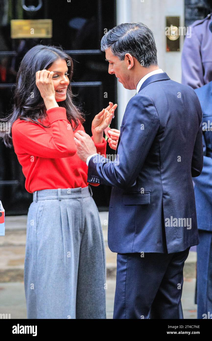 Londres, Royaume-Uni. 30 octobre 2023. Rishi Sunak, Premier ministre britannique, rencontre des collecteurs de fonds pour la Légion royale britannique et achète un coquelicot devant la porte de la rue Dowing numéro 10. Sunak et sa femme Akshata Murty épinglent ensuite les coquelicots sur leurs vêtements extérieurs. L'événement fait partie du lancement annuel de Poppy Appeal. Les coquelicots sont portés comme symbole du souvenir et pour soutenir la communauté des forces armées. Crédit : Imageplotter/Alamy Live News Banque D'Images