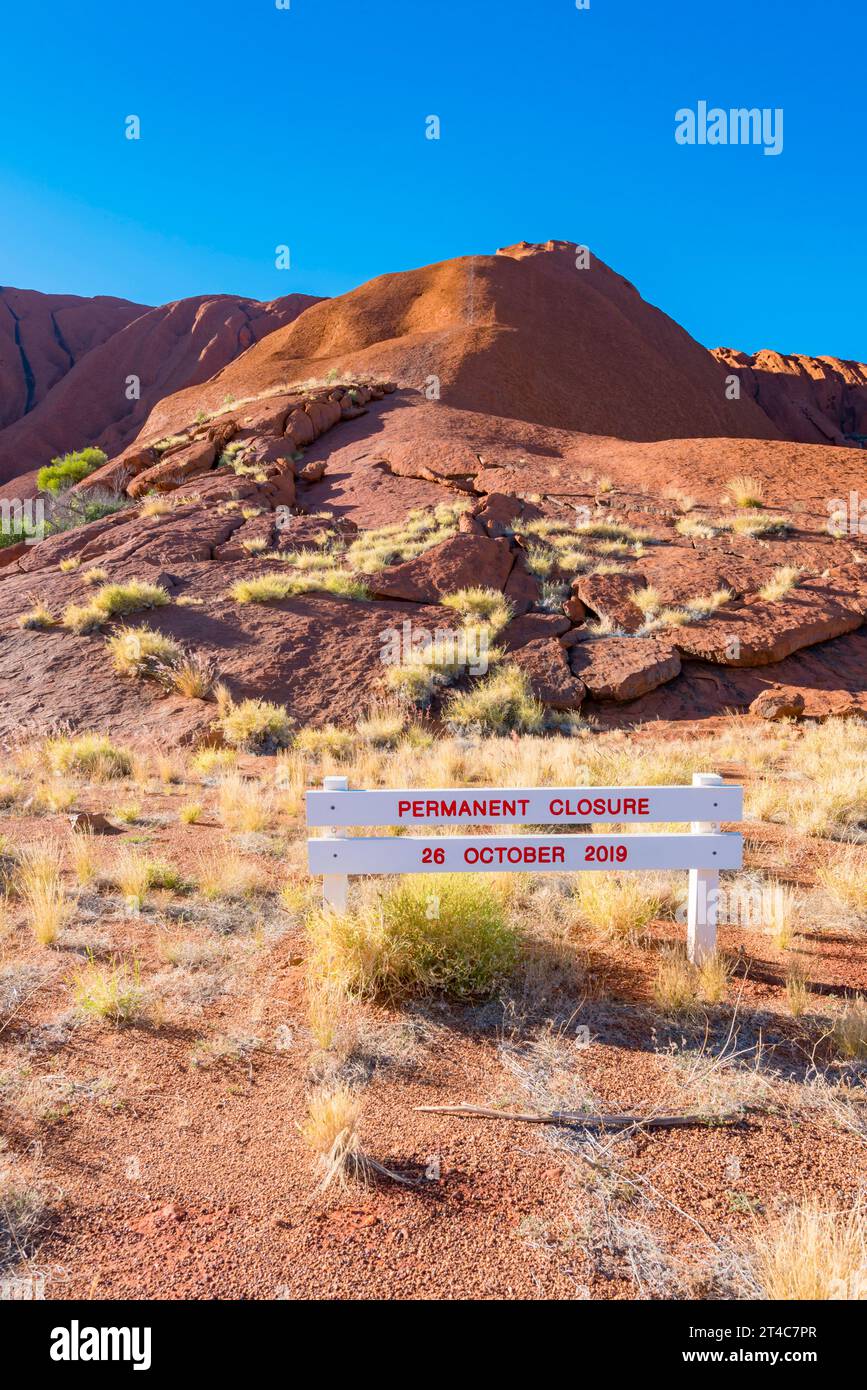 Un panneau à Uluru, en Australie, marquant le site où les gens avaient l'habitude d'escalader le rocher et la date, le 26 octobre 2019, où l'escalade a été arrêtée Banque D'Images