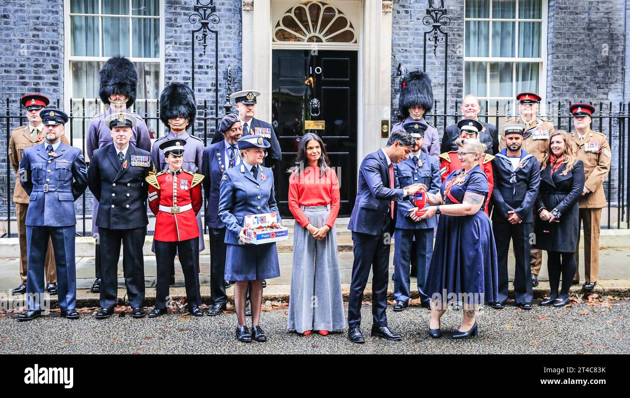 Londres, Royaume-Uni. 30 octobre 2023. Rishi Sunak, Premier ministre britannique, rencontre des collecteurs de fonds pour la Légion royale britannique et achète un coquelicot devant la porte de la rue Dowing numéro 10. Sunak et sa femme Akshata Murty épinglent ensuite les coquelicots sur leurs vêtements extérieurs. L'événement fait partie du lancement annuel de Poppy Appeal. Les coquelicots sont portés comme symbole du souvenir et pour soutenir la communauté des forces armées. Crédit : Imageplotter/Alamy Live News Banque D'Images