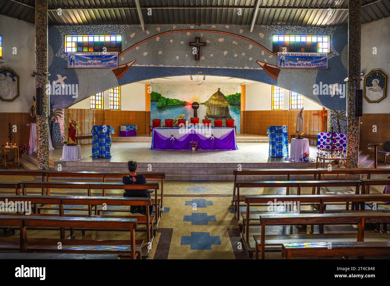 Intérieur de l'église chrétienne de Joal Fadiouth, Sénégal Banque D'Images