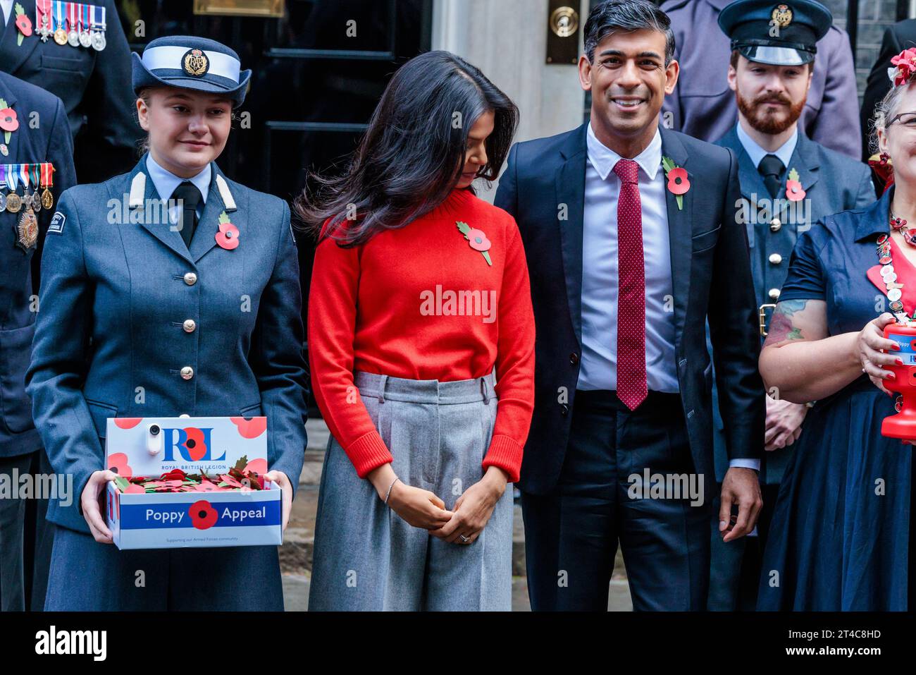 Downing Street, Londres, Royaume-Uni. 30 octobre 2023. Le Premier ministre britannique, Rishi Sunak, accompagné de son épouse, Akshata Murty, rencontre des collecteurs de fonds pour la Légion royale britannique et achète un coquelicot devant la porte numéro 10. Photo par Amanda Rose/Alamy Live News Banque D'Images