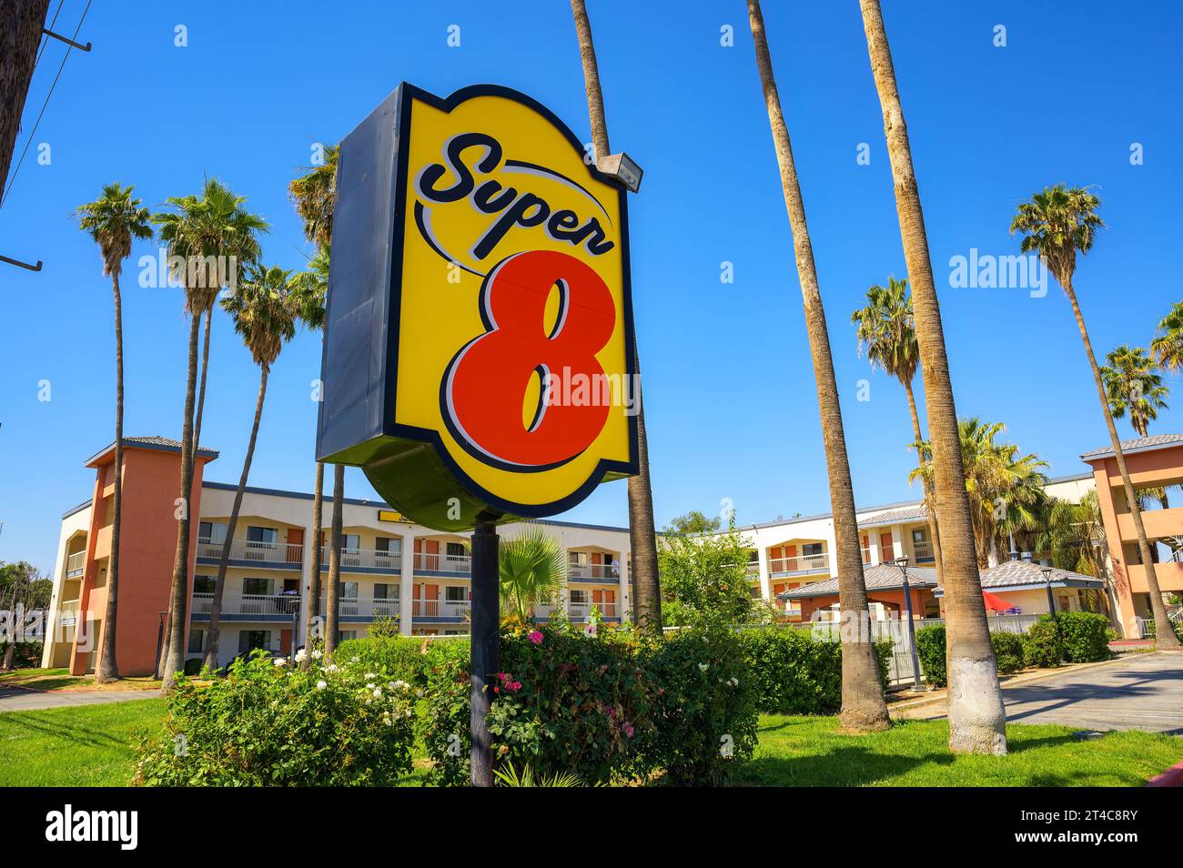 Extérieur et enseigne de la chaîne de motels Super 8 Worldwide à Bakersfield, Californie Banque D'Images