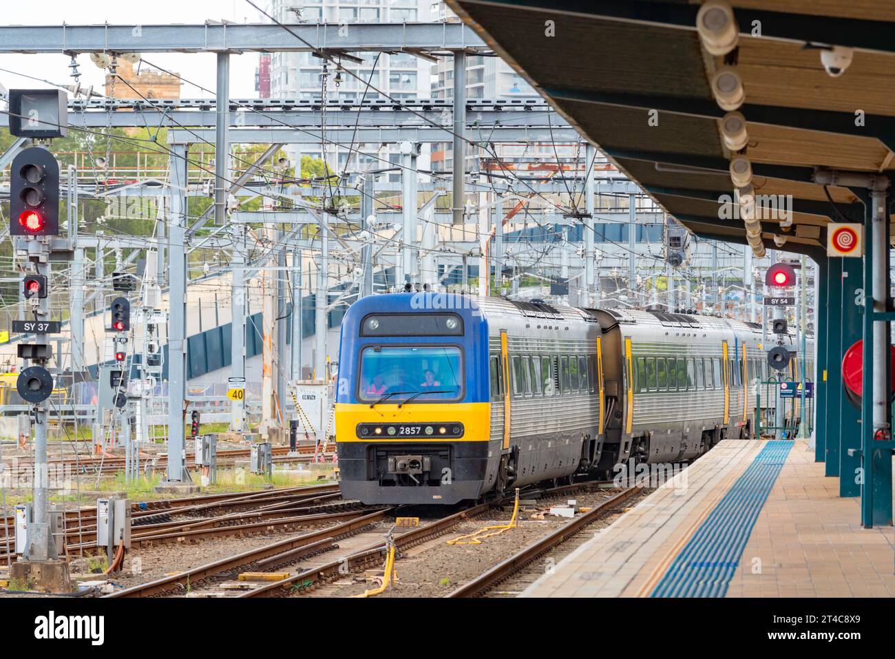 Endeavour a réglé la locomotive 2857 tirant des wagons de passagers, arrivant à Central Station, terminal Country Link à Sydney depuis les Southern Highlands Banque D'Images