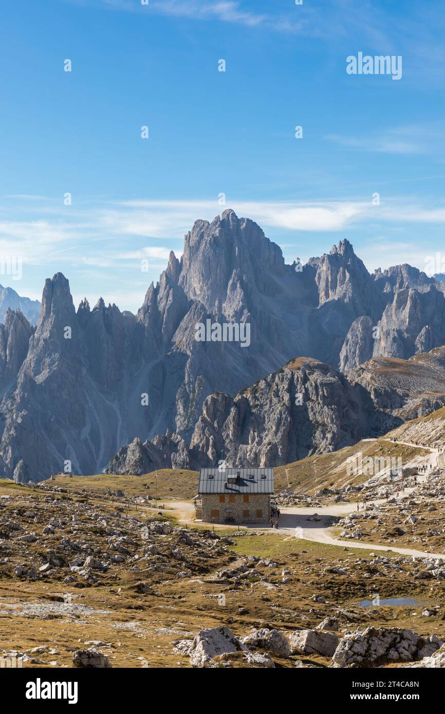 Rifugio Lavaredo dans le parc naturel de Tre cime, groupe de montagnes Cadini di Misurina en arrière-plan, Dolomites, Italie Banque D'Images