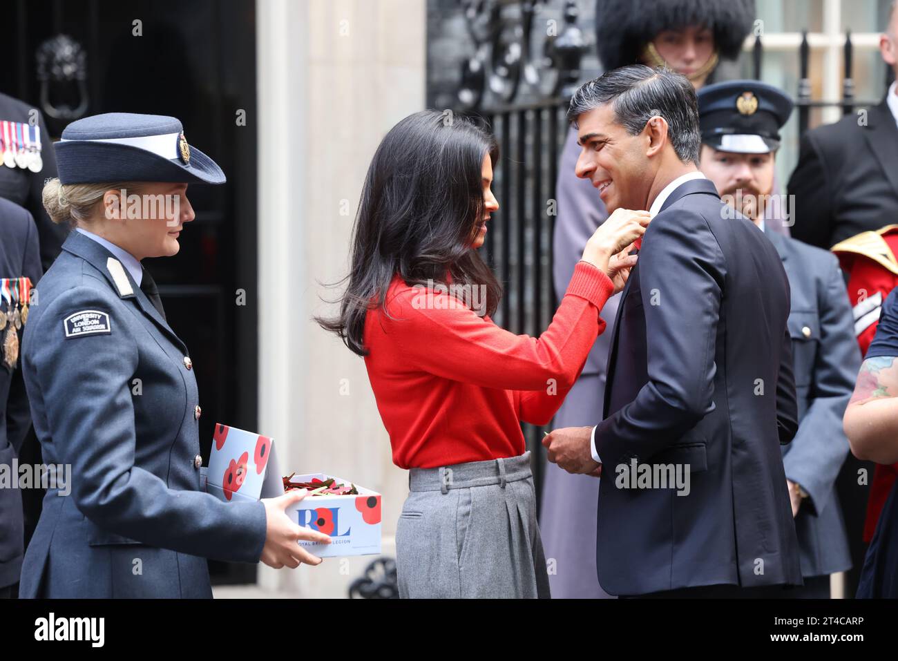 Londres, Royaume-Uni. 31 octobre 2023. Les collectes de fonds de la Légion britannique ont visité le numéro 10. Downing Street pour que le PM Rishi Sunak puisse chasser un coquelicot, avec sa femme Akshata Murty pour le Poppy Appeal de cette année. C’est la première année que des coquelicots sans plastique et entièrement recyclables sont produits. Crédit : Monica Wells/Alamy Live News Banque D'Images