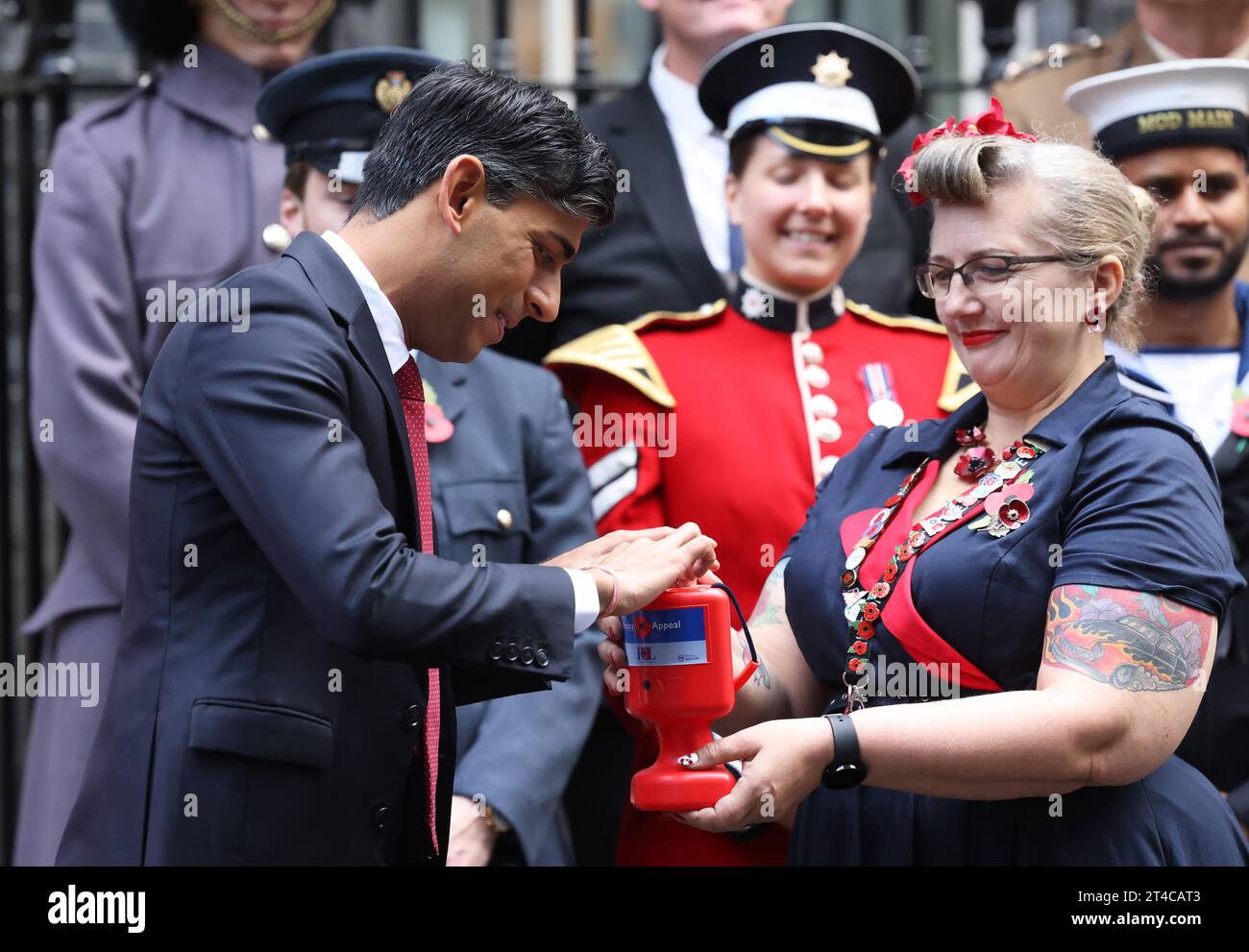 Londres, Royaume-Uni. 31 octobre 2023. Les collectes de fonds de la Légion britannique ont visité le numéro 10. Downing Street pour que le PM Rishi Sunak puisse chasser un coquelicot, avec sa femme Akshata Murty pour le Poppy Appeal de cette année. C’est la première année que des coquelicots sans plastique et entièrement recyclables sont produits. Crédit : Monica Wells/Alamy Live News Banque D'Images