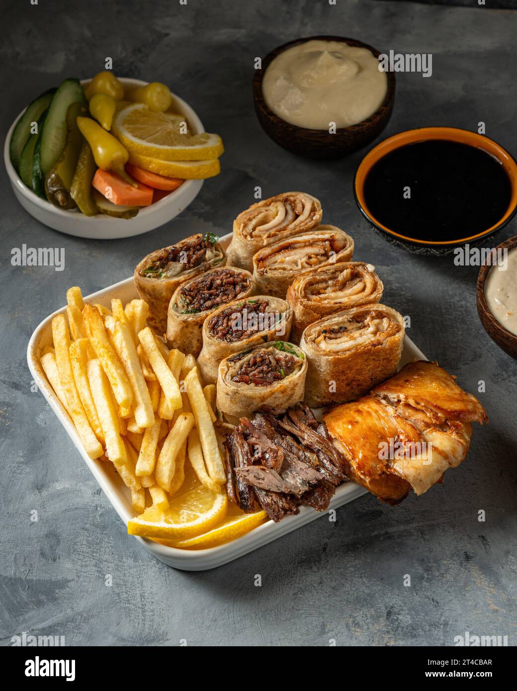 une assiette de shawarma de poulet et d'agneau avec des hors-d'œuvre Banque D'Images