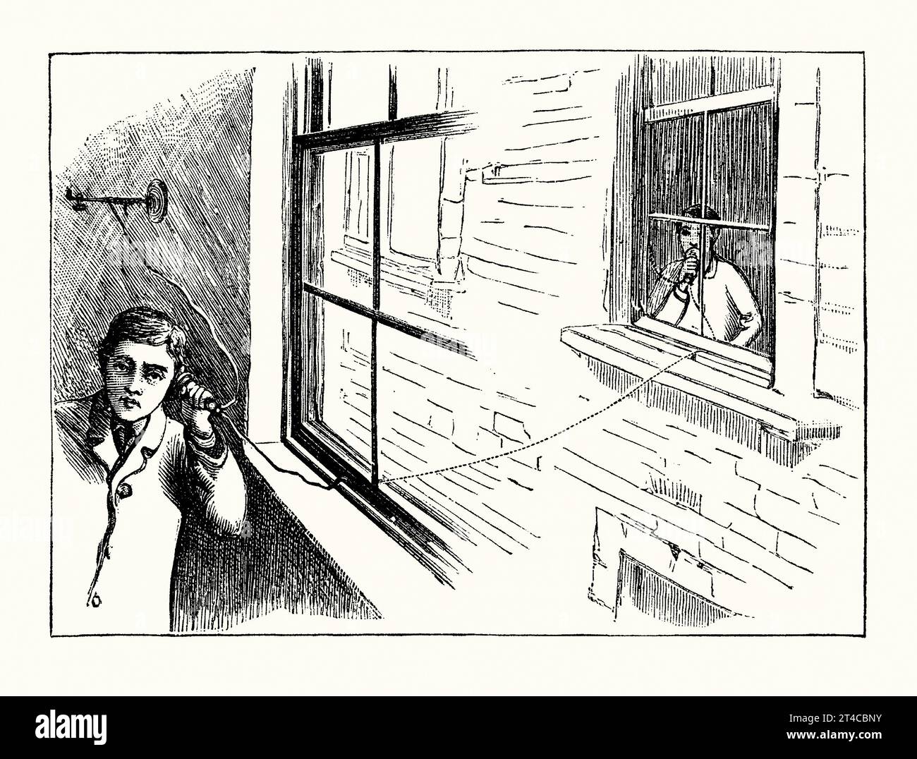 Une vieille gravure de communication précoce de l'autre côté de la rue par téléphone acoustique. Il est tiré du livre victorien des années 1890 sur les sports, les jeux et les passe-temps. Avant l'invention des téléphones électromagnétiques, les dispositifs acoustiques pouvaient transporter des sons transmis sur une courte distance, à travers des tuyaux ou des fils. Ici, les vibrations sonores de la voix humaine sont portées par fil entre deux bâtiments. À la fin des années 1800, les téléphones acoustiques étaient un concurrent réussi des appareils électriques de Bell. Mais ils ont été remplacés en raison de leur portée limitée. Cependant, les tubes parlants sont toujours utilisés, en particulier sur les navires. Banque D'Images