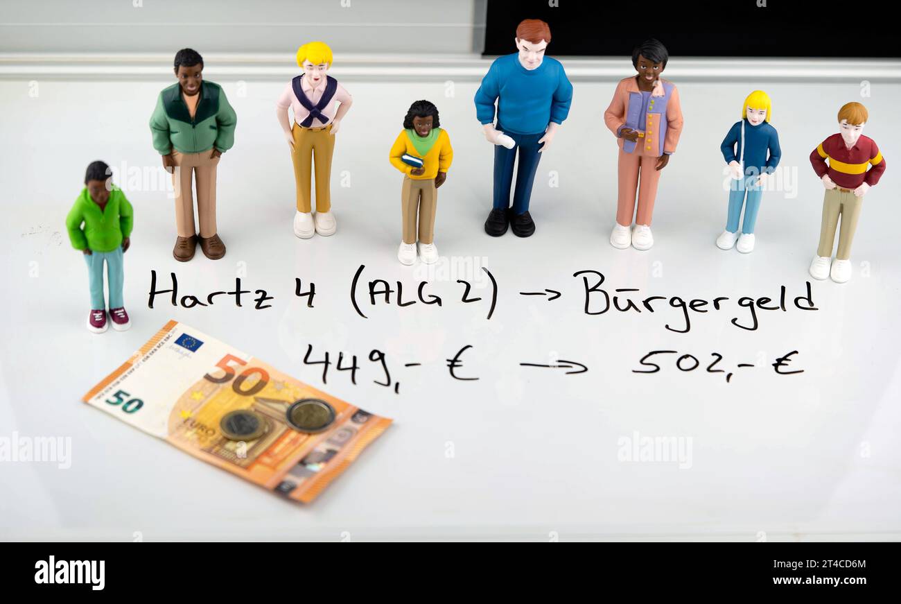 Bénéficiaires de l'aide sociale avec euros, augmentation de la subvention - dividende citoyen Banque D'Images