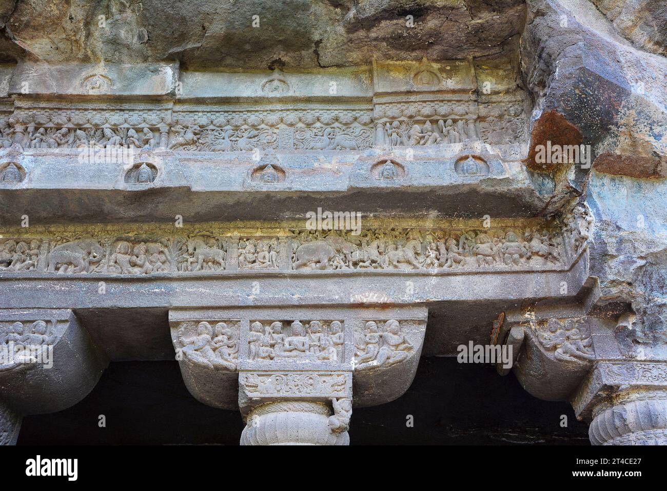 Grotte n°1. Façade latérale droite montrant la vie de Bouddha. Grottes d'Ajanta, Aurangabad, Maharashtra, Inde Banque D'Images