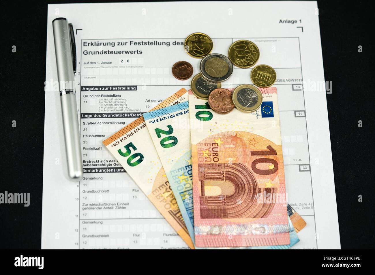 Document sur la taxe foncière avec stylo à bille et euros Banque D'Images