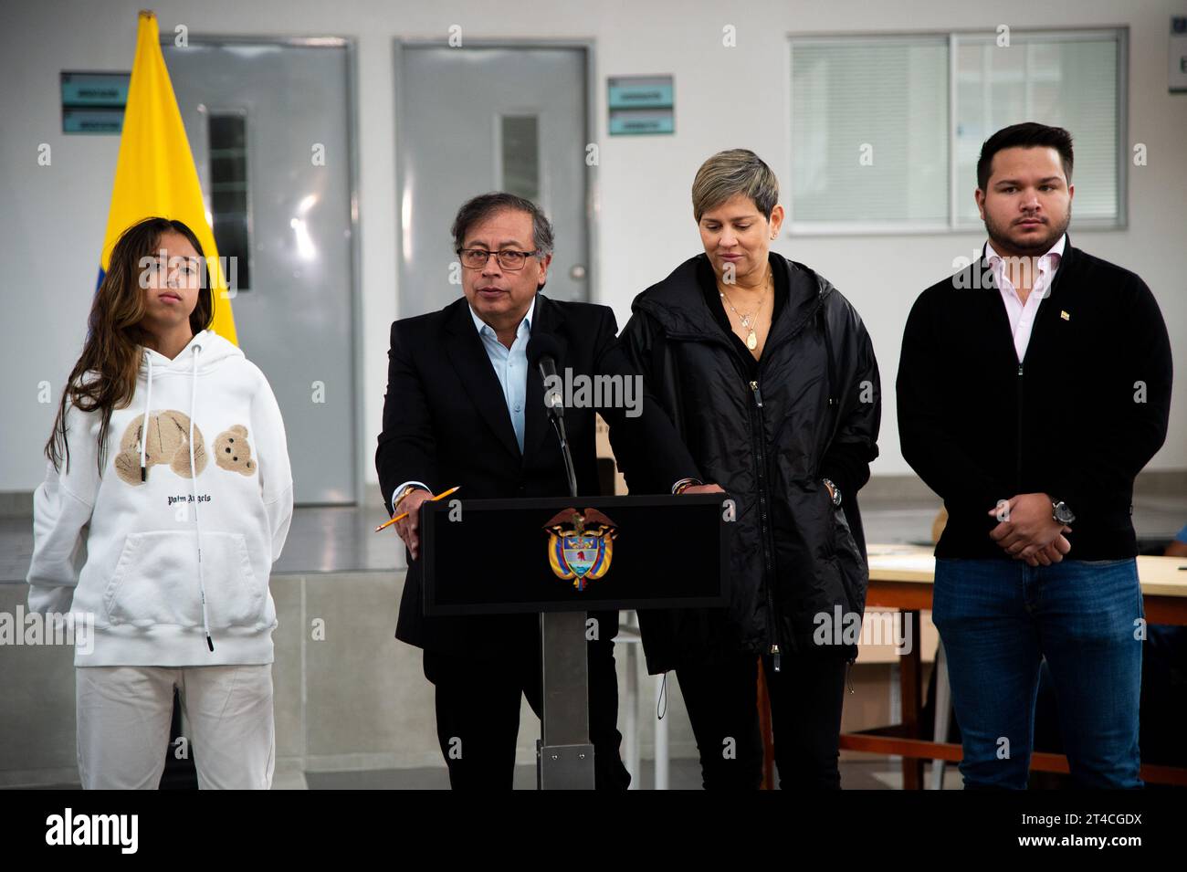 Le président colombien Gustavo Petro s’adresse aux médias avec sa famille lors des élections régionales colombiennes à Bogota, le 29 octobre 2023. Banque D'Images