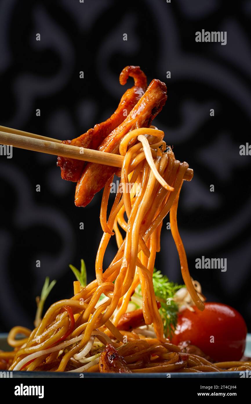 Gros plan d'un bol de nouilles avec du poulet aux herbes Banque D'Images