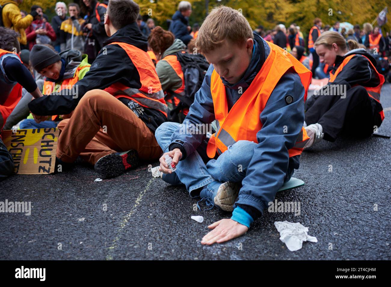 Samedi 28 octobre 2023 des militants pour le climat manifestent et bloquent Straße der 17. Juni à Berlin. Après que la police a annoncé que la voie de la route sud Banque D'Images