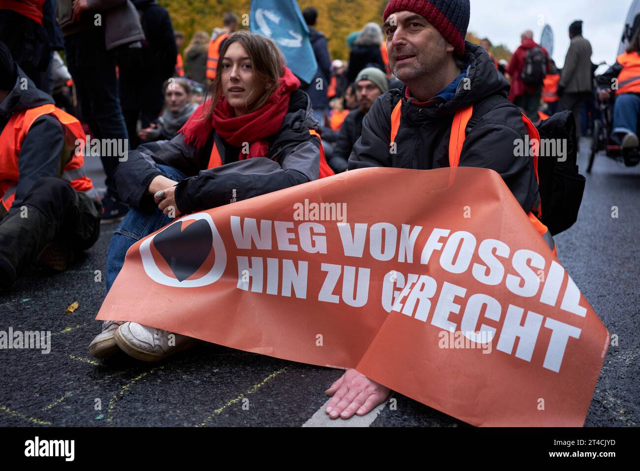 Samedi 28 octobre 2023 des militants pour le climat manifestent et bloquent Straße der 17. Juni à Berlin. Après que la police a annoncé que la voie de la route sud Banque D'Images