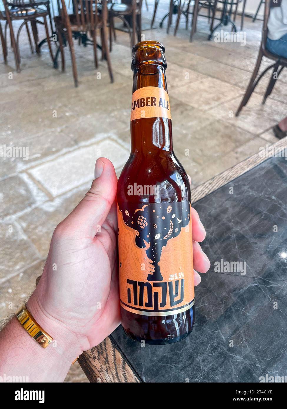 Jérusalem, Israël - 23 octobre 2023 : bouteille de bière Shikma, une marque de bière israélienne locale. Banque D'Images