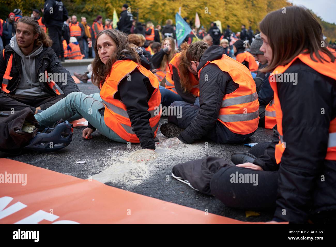 Samedi 28 octobre 2023 des militants pour le climat manifestent et bloquent Straße der 17. Juni à Berlin. Après que la police a annoncé que la voie de la route sud Banque D'Images