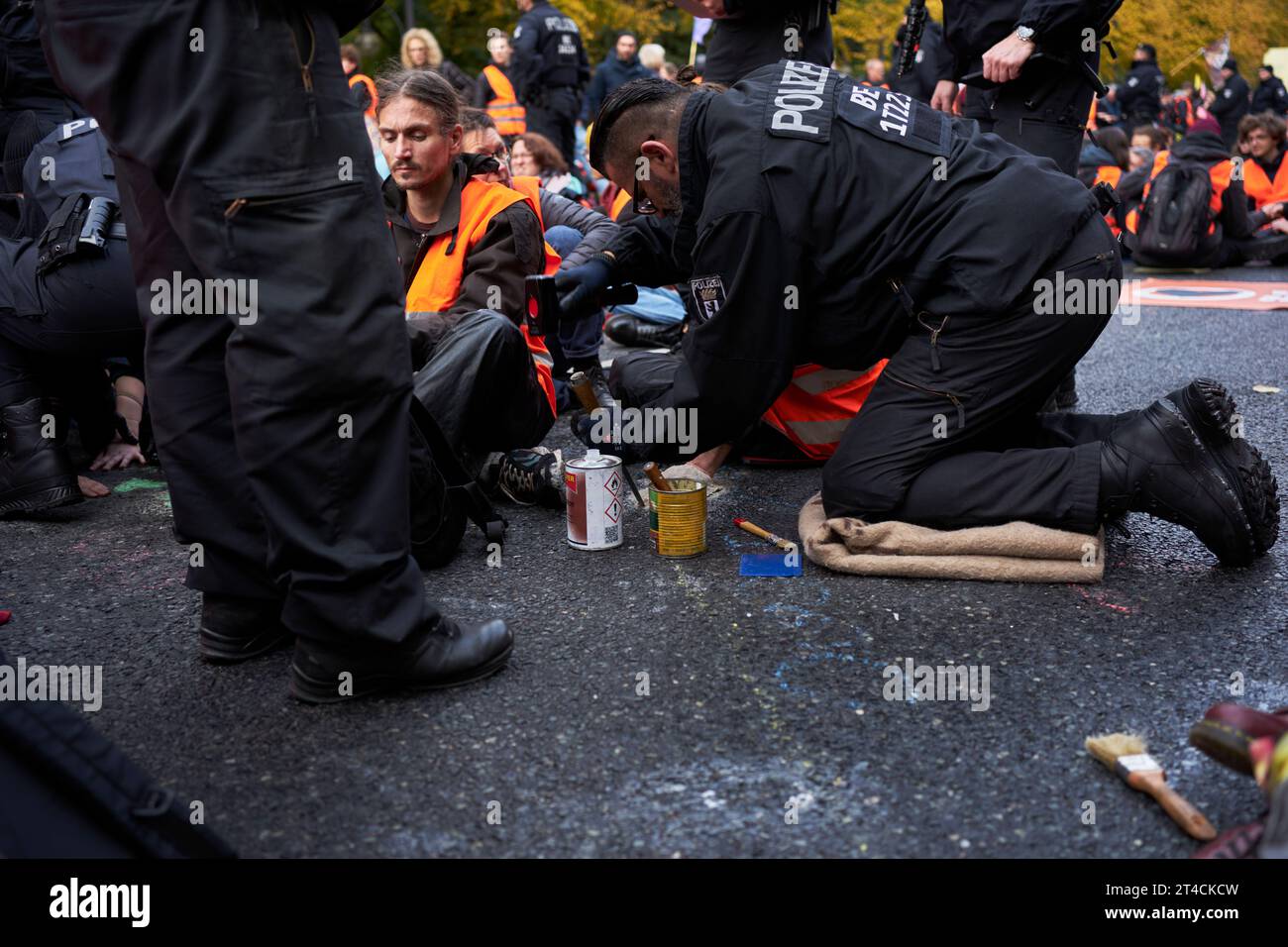 Samedi 28 octobre 2023 des militants pour le climat manifestent et bloquent Straße der 17. Juni à Berlin. Après que la police a annoncé que la voie de la route nord Banque D'Images