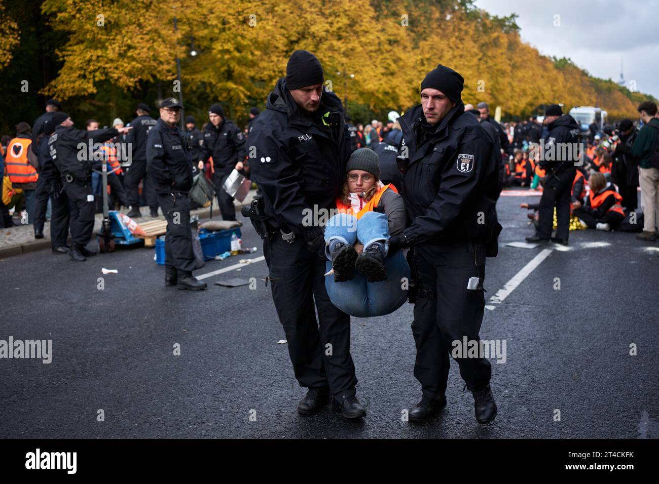 Samedi 28 octobre 2023 des militants pour le climat manifestent et bloquent Straße der 17. Juni à Berlin. Après que la police a annoncé que la voie de la route sud Banque D'Images