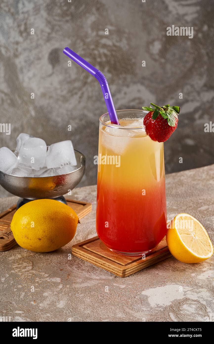 Une tasse de limonade et de fraises sur un plancher en bois Banque D'Images