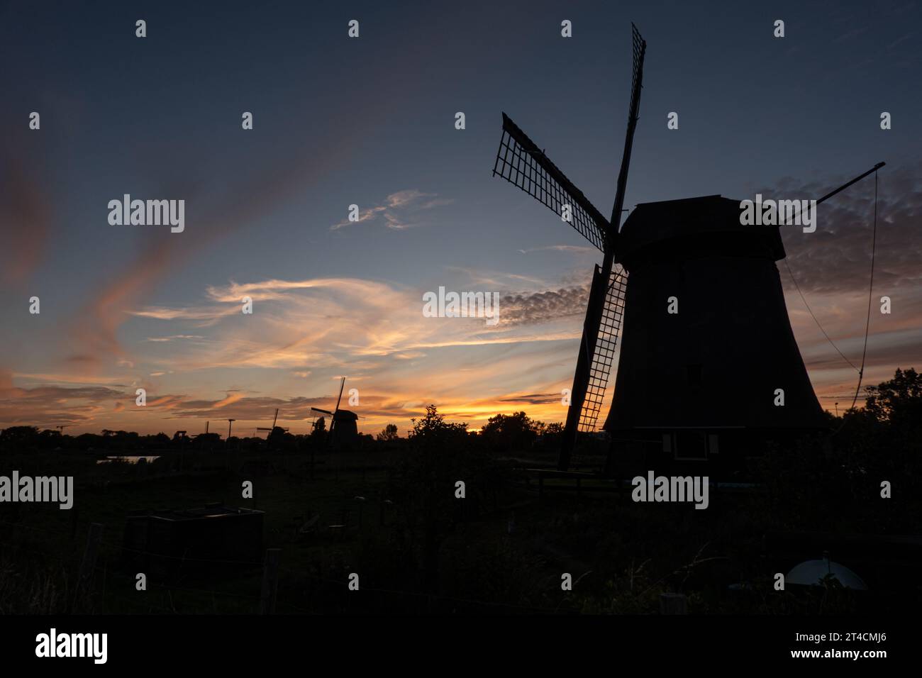 Moulins à vent hollandais traditionnels au coucher du soleil à Alkmaar Banque D'Images