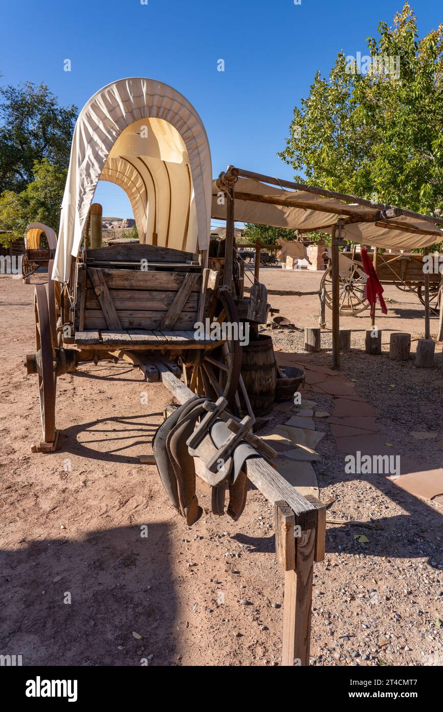 Un camp de chariots couverts au site historique du fort Bluff à Bluff, Utah. Une selle d'emballage se trouve au-dessus du timon de la remorque. Banque D'Images