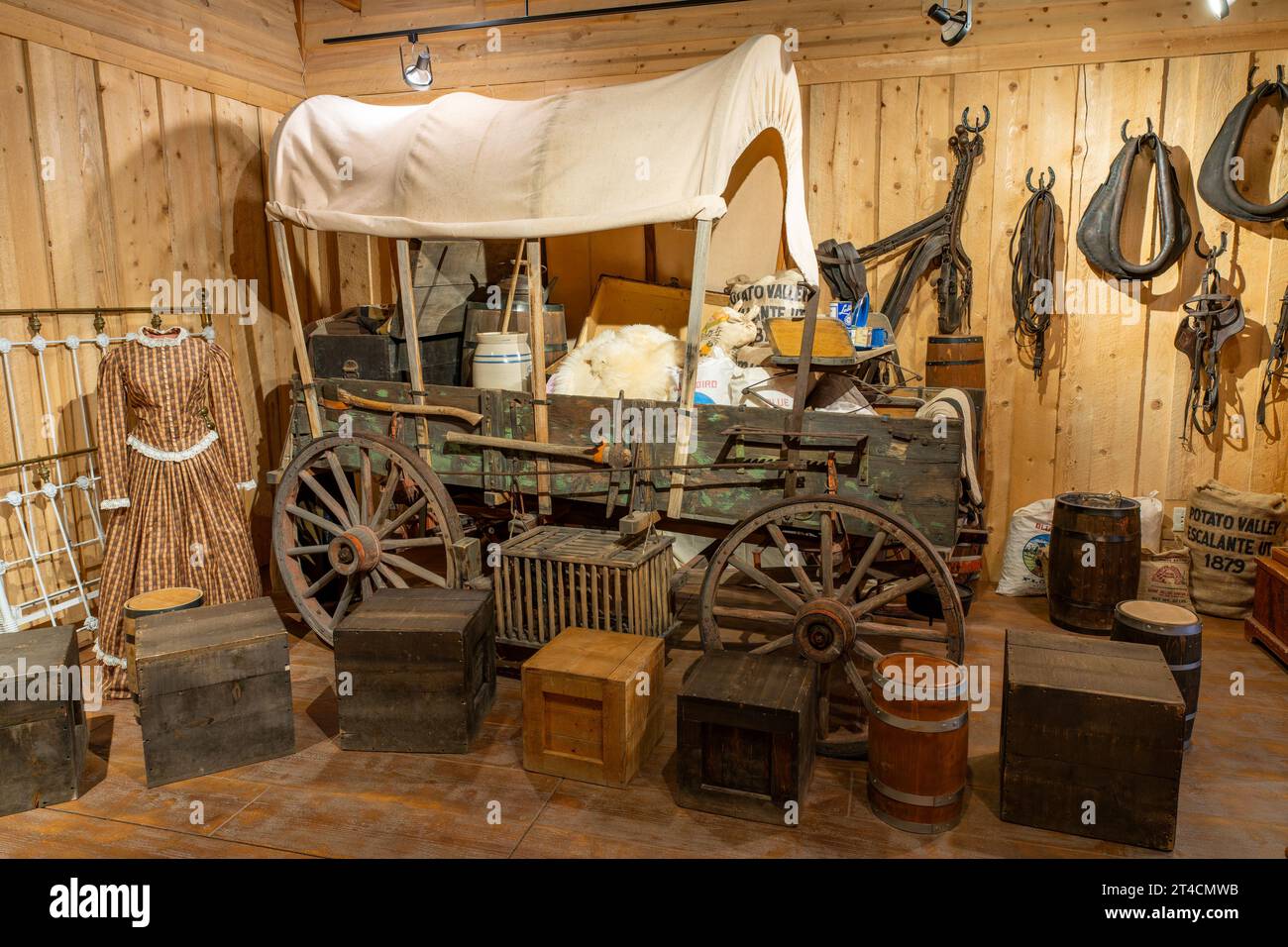 Un wagon couvert pionnier avec des fournitures pour le trek exposé dans le musée du site historique du fort Bluff à Bluff, Utah. Banque D'Images