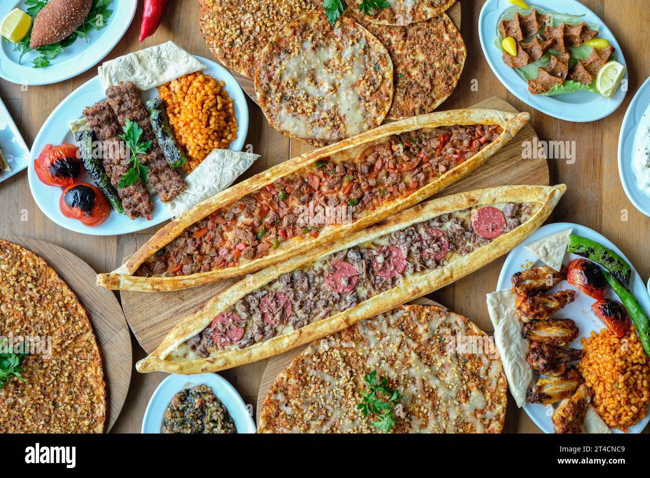 Divers plats de viande et pâtisseries turques Banque D'Images