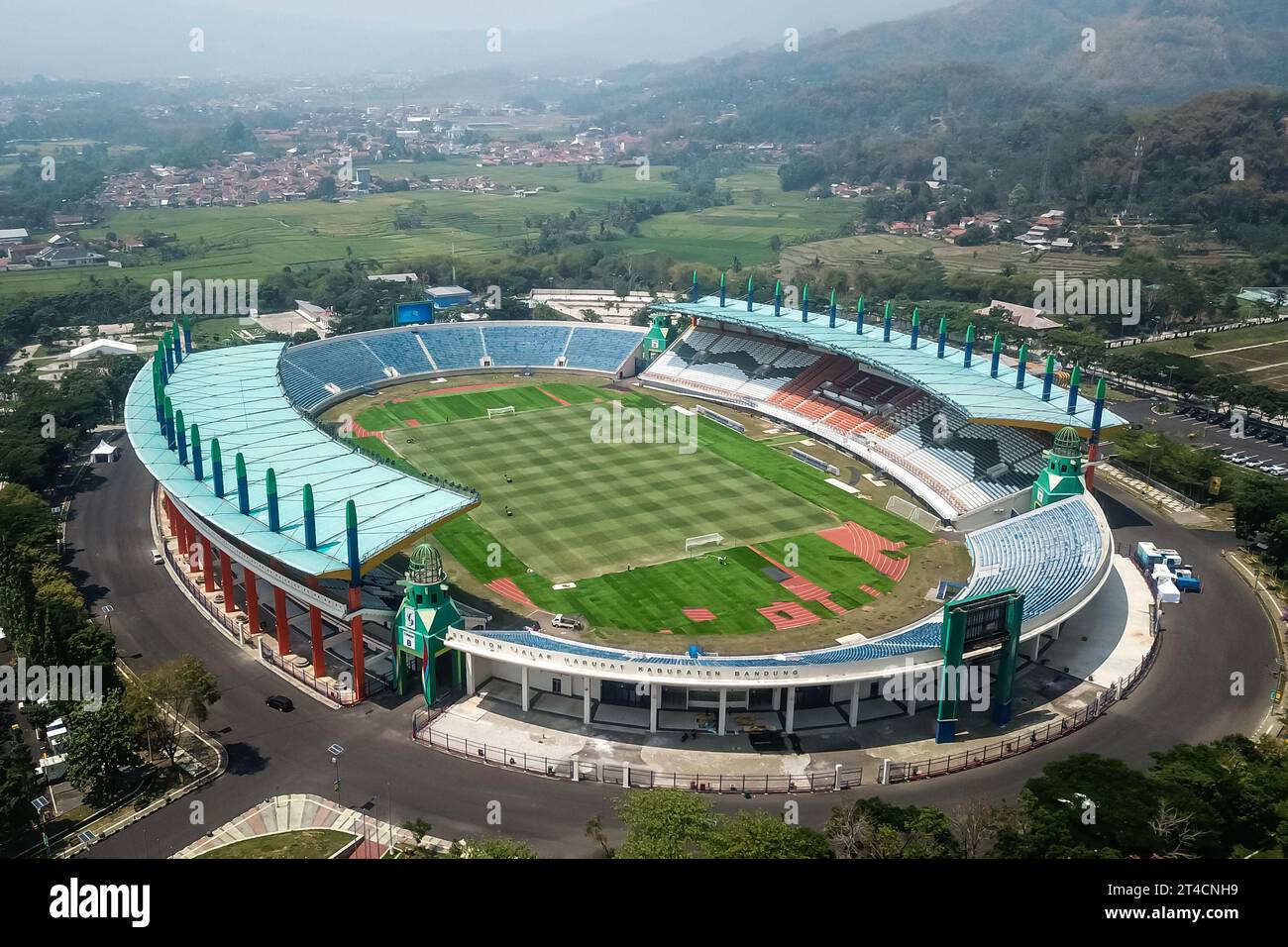 Bandung, Java Ouest, Indonésie. 30 octobre 2023. Vue aérienne du stade si Jalak Harupat à Bandung Regency. La préparation du stade si Jalak Harupat à Bandung Regency comme l'un des sites hôtes de la coupe du monde U-17 2023 a été achevée à 100 %, a déclaré Erick Thohir, président du PSSI. (Image de crédit : © Algi Febri Sugita/ZUMA Press Wire) USAGE ÉDITORIAL SEULEMENT! Non destiné à UN USAGE commercial ! Banque D'Images