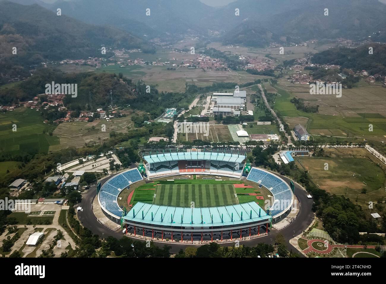 Bandung, Java Ouest, Indonésie. 30 octobre 2023. Vue aérienne du stade si Jalak Harupat à Bandung Regency. La préparation du stade si Jalak Harupat à Bandung Regency comme l'un des sites hôtes de la coupe du monde U-17 2023 a été achevée à 100 %, a déclaré Erick Thohir, président du PSSI. (Image de crédit : © Algi Febri Sugita/ZUMA Press Wire) USAGE ÉDITORIAL SEULEMENT! Non destiné à UN USAGE commercial ! Banque D'Images