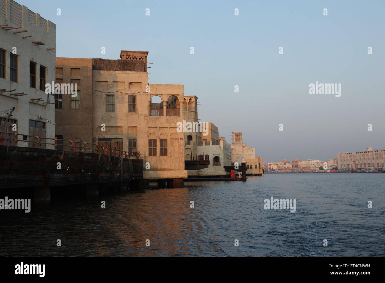 29 octobre 2023, Dubaï, Émirats arabes Unis. Tôt le matin de Dubaï Abra avec bâtiment traditionnel et bateaux. C'est un mode de voyage commun d'homme et pour les touristes. Banque D'Images