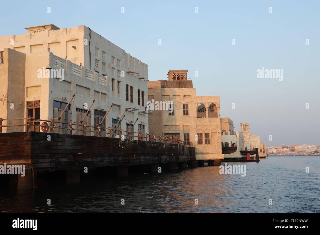 29 octobre 2023, Dubaï, Émirats arabes Unis. Tôt le matin de Dubaï Abra avec bâtiment traditionnel et bateaux. C'est un mode de voyage commun d'homme et pour les touristes. Banque D'Images