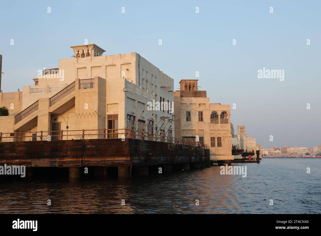 29 octobre 2023, Dubaï, Émirats arabes Unis. Tôt le matin de Dubaï Abra avec bâtiment traditionnel et bateaux. C'est un mode de voyage commun d'homme et pour les touristes. Banque D'Images